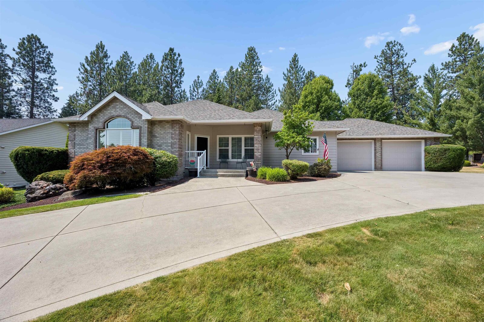 Property Photo: 7015 N East Bluff Ct WA 99208