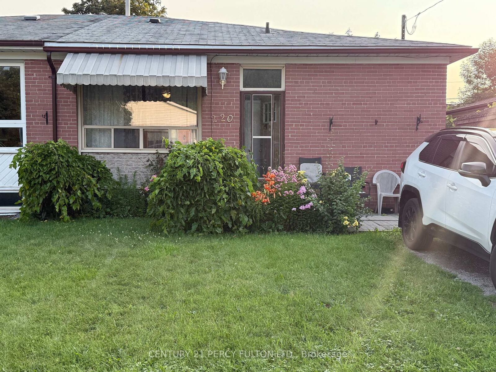 Property Photo: 220 Rosedale Drive Unit 1 ON L1N 1Z3