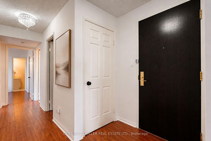 Property Photo:  55 Kingsbridge Garden Circle 909  ON L5R 1Y1 
