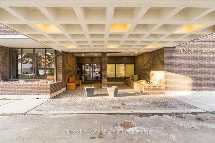 Property Photo: 71 Somerset Street W 2003 ON K2P 2G2