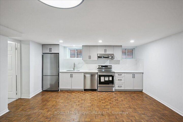 Property Photo:  12 Castle View Avenue Lower  ON M5R 1Y9 