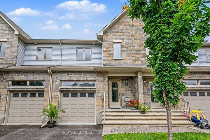 Property Photo:  227 King Street  ON K7C 0G9 