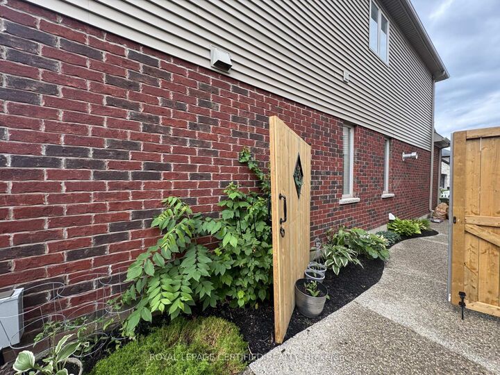 Property Photo: 252 Westbank Trail ON L8K 5R9