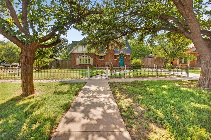 Property Photo: 2404 S Harrison Street TX 79109-2510