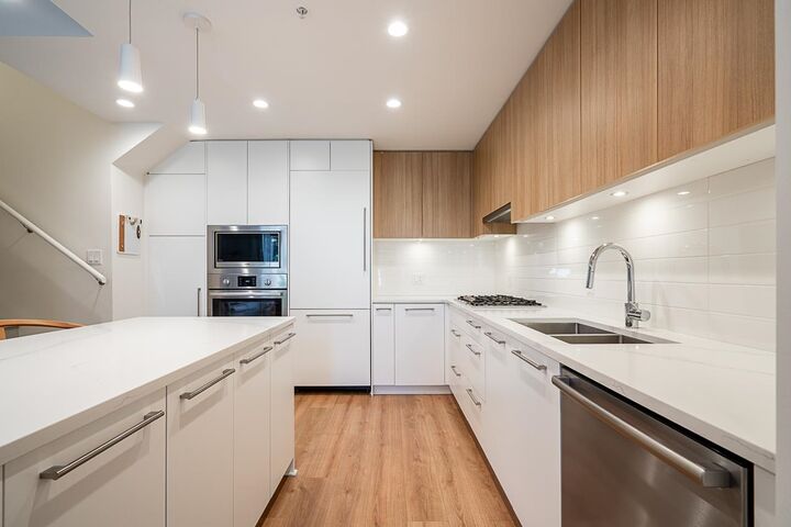 Property Photo: 2035 Glenaire Drive 103 BC V7P 1Y2