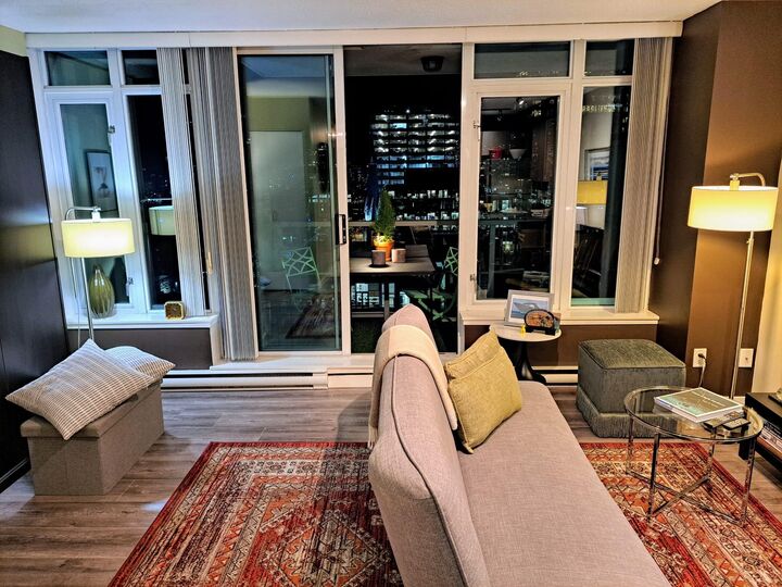 Property Photo: 610 Granville Street 1611 BC V6C 3T3