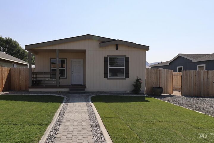 Property Photo: 496 N Elm St OR 97918