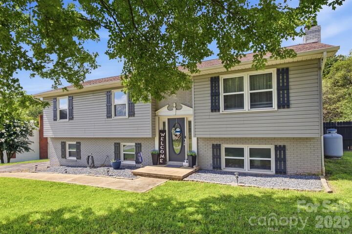 Property Photo: 1772 Woodridge Circle NC 28602