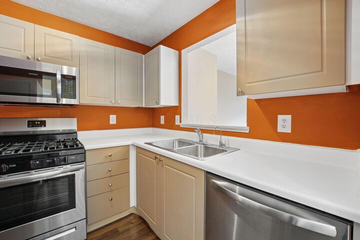 Property Photo: 202 Hawkins Lane OH 43004