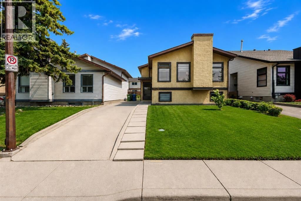 Property Photo: 1620 47 Street Southwest AB T3C 2C8