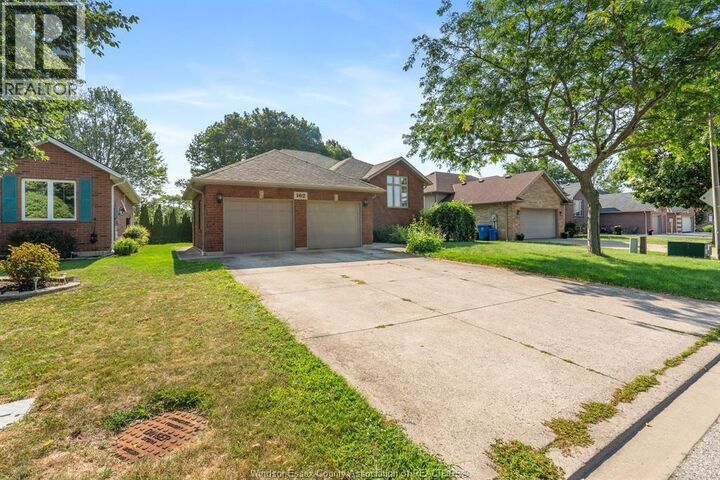 Property Photo:  102 Joanne Court  ON N8H 5N5 