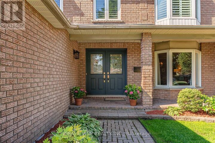 Property Photo: 36 Baslaw Drive ON K1G 5J9