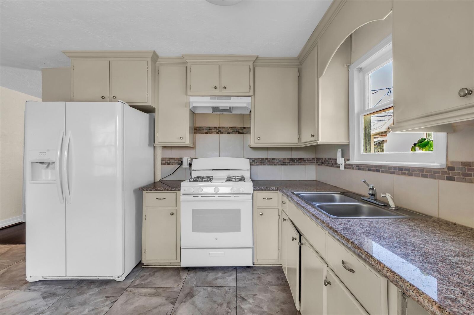 Property Photo:  131 E 31st 1/2 Street  TX 77018 