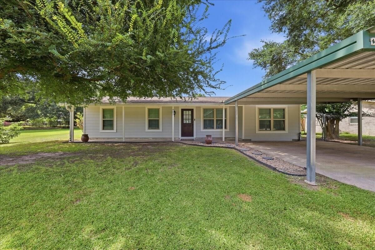 Property Photo:  407 Cypress Avenue  TX 77665 