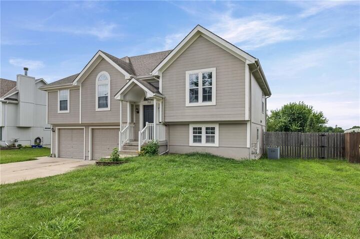 Property Photo: 712 S Sunset Lane MO 64083