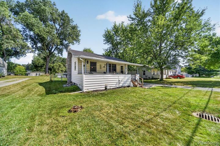 Property Photo: 521 E Paulson Street MI 48906 3251