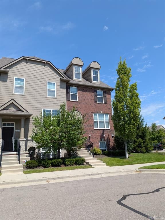 Property Photo:  333 Glenhurst Boulevard 9  MI 48307 4347 