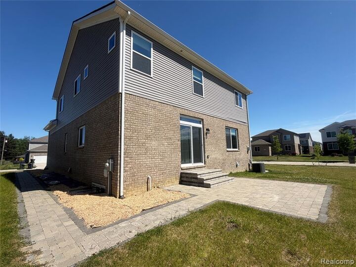Property Photo:  33259 Blue Spruce Drive  MI 48310 6713 