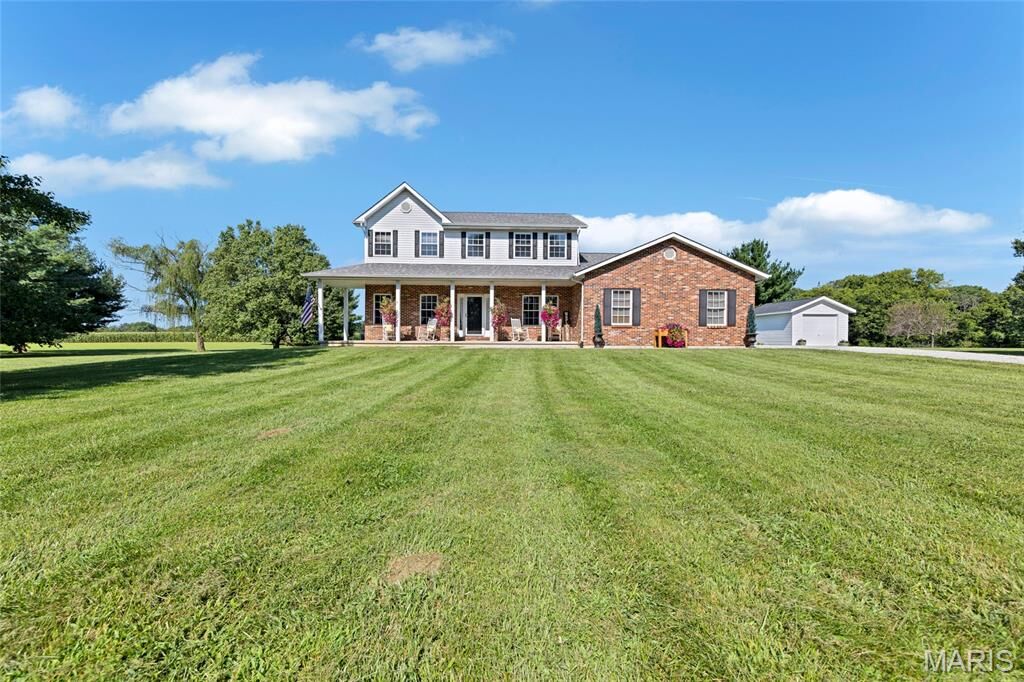 Property Photo:  983 White Oak Drive  IL 62298 