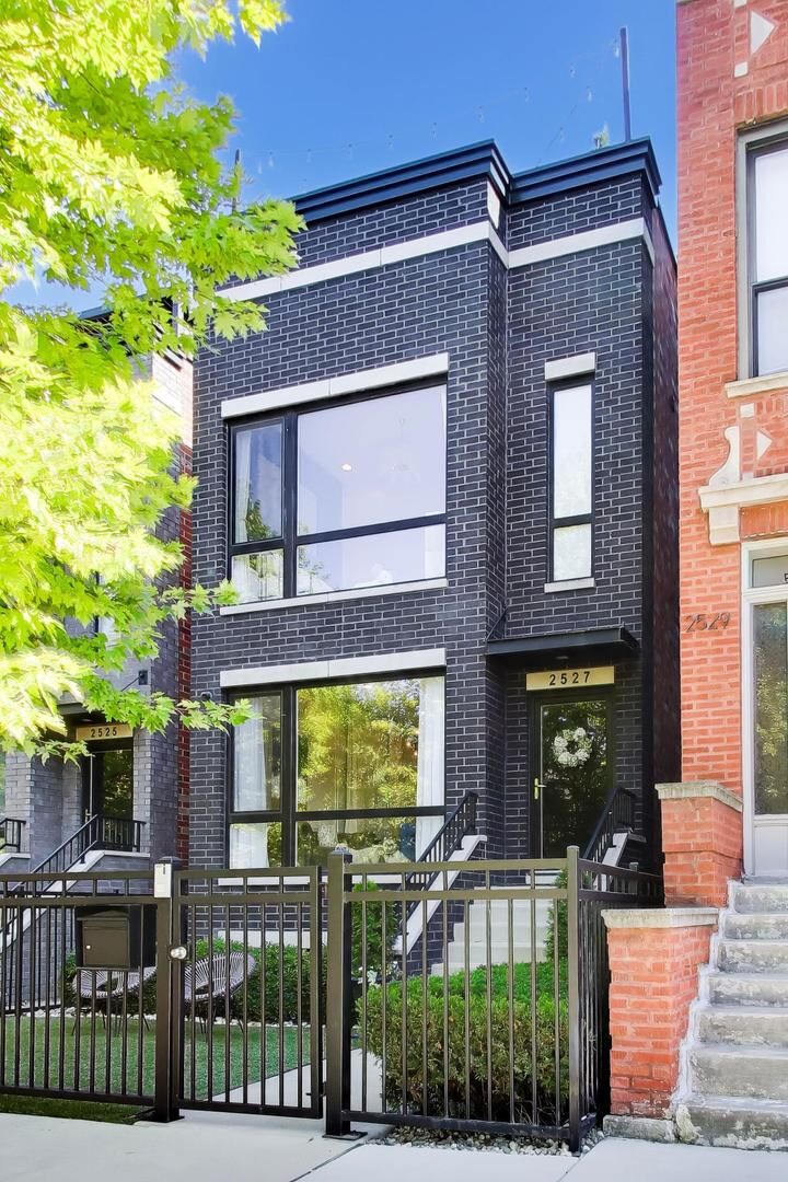 Property Photo:  2527 W Medill Avenue  IL 60647 