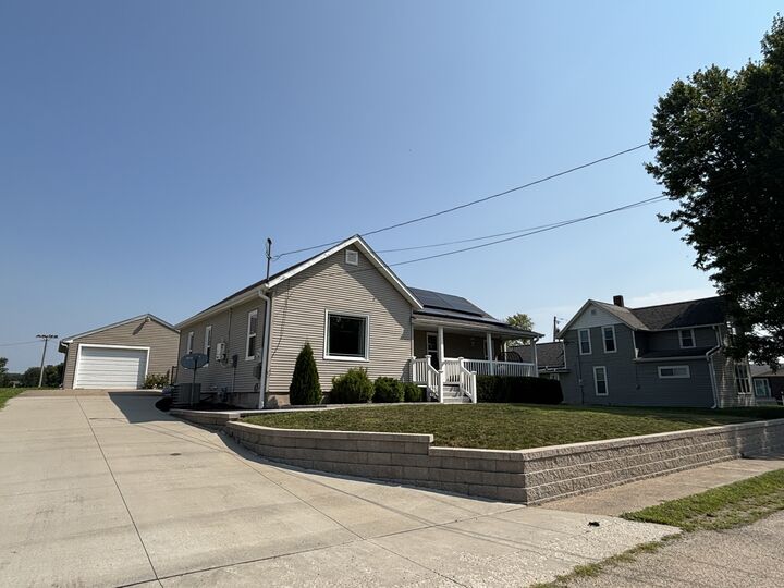Property Photo:  921 7th Avenue  IL 61252 