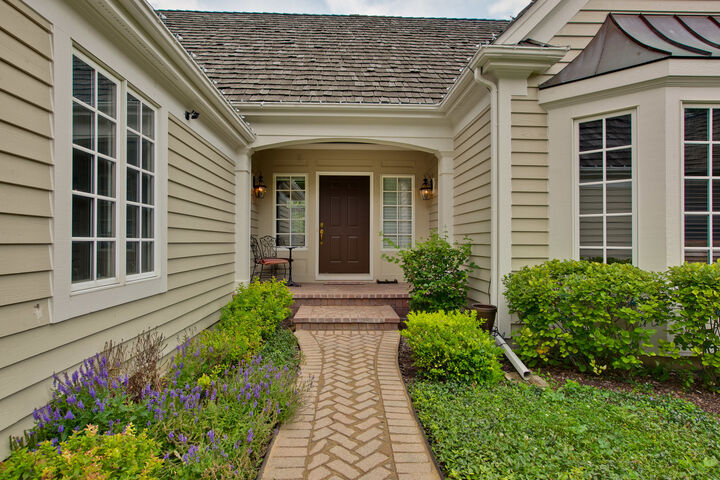 Property Photo:  655 S Buckingham Court  IL 60045 