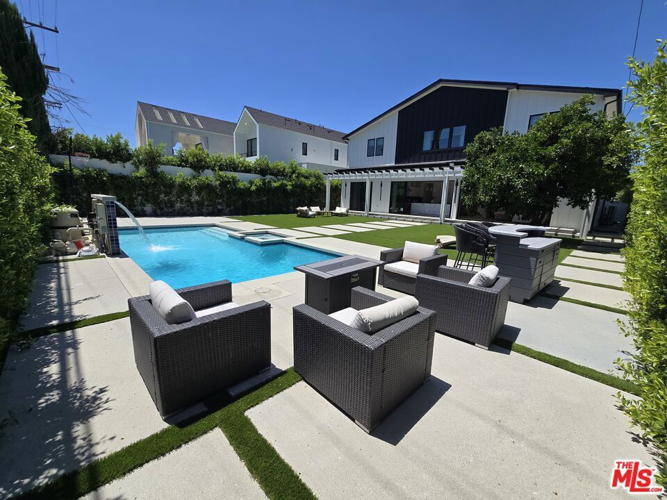 Property Photo: 5012 Enfield Avenue CA 91316