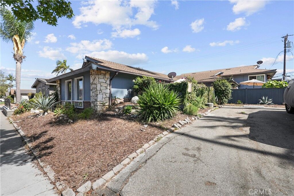 Property Photo:  735 W 18th  CA 92627 