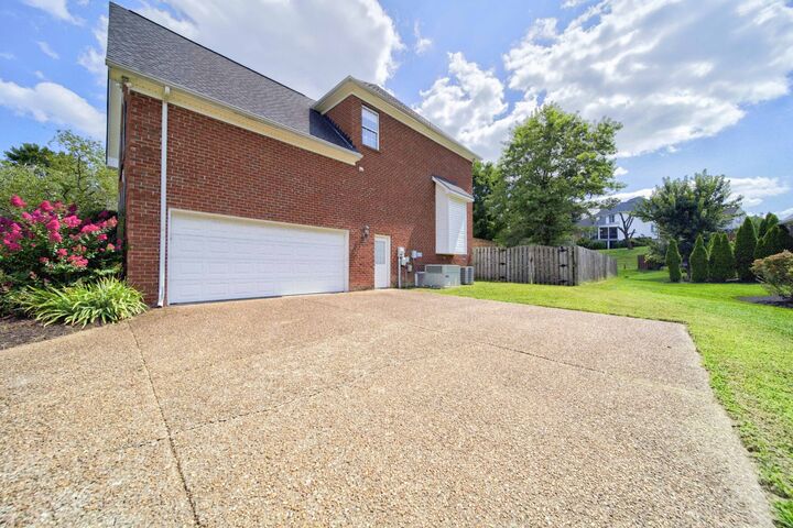 Property Photo: 105 Cresthaven Ct TN 37075