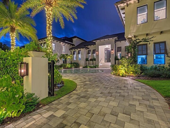 Property Photo: 425 15th Ave S FL 34102
