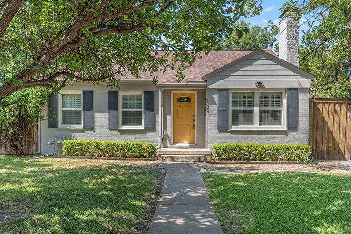 Property Photo: 5423 Stoneleigh Avenue TX 75235