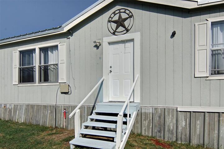 Property Photo: 106 Choctaw Ridge TX 76085