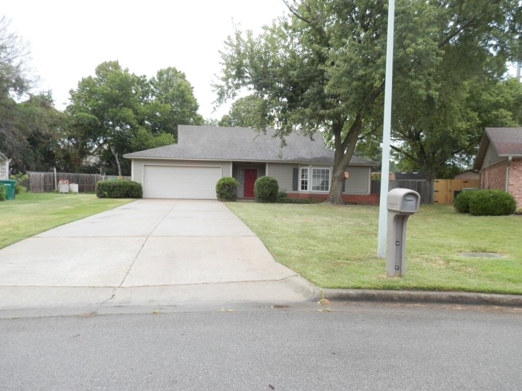 Property Photo: 2725 W Highland Circle AR 72756