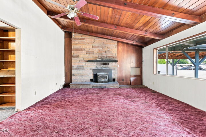 Property Photo: 452 W Pine Street OR 97502