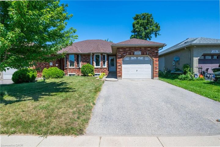 Property Photo: 133 Whitlaw Way ON N3L 4C9