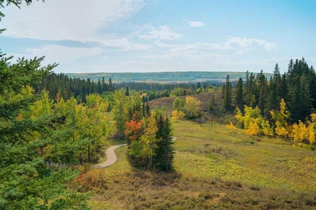 Property Photo: 56 Discovery Woods Villas SW AB T3H 5A7