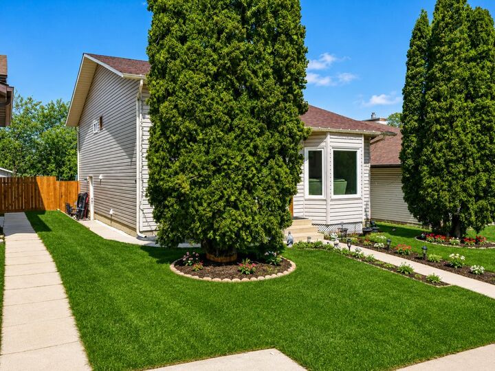 Property Photo: 203 Shawglen Road SW AB T2Y 1Y2