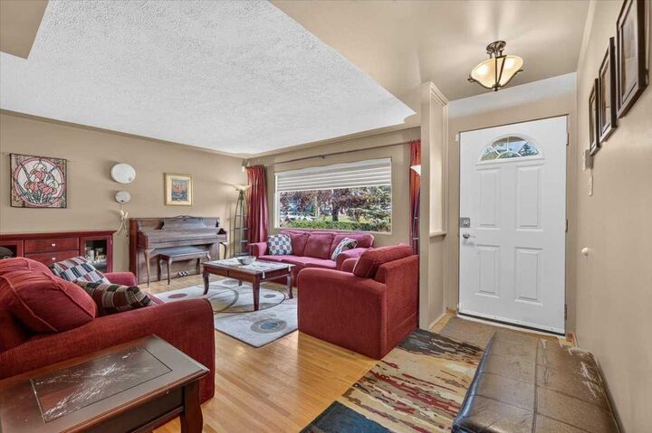 Property Photo:  7536 Fleetwood Drive SE  AB T2H 0X1 