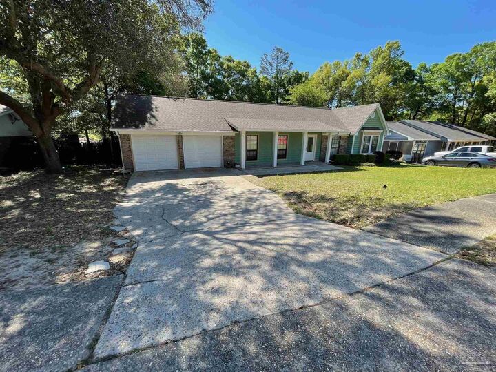 Property Photo: 4615 Gladstone Dr FL 32514