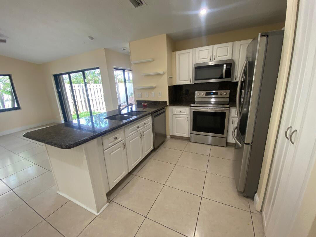 Property Photo:  3090 S Oakland Forest Drive 1901  FL 33309 