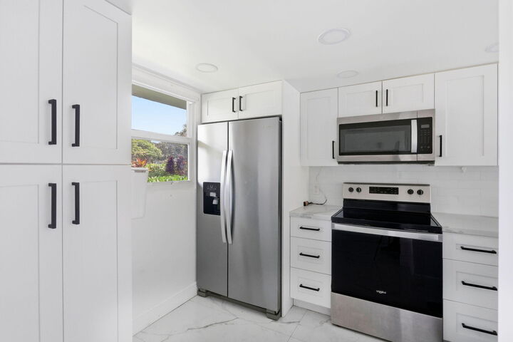 Property Photo: 118 Royal Park Drive 1B FL 33309