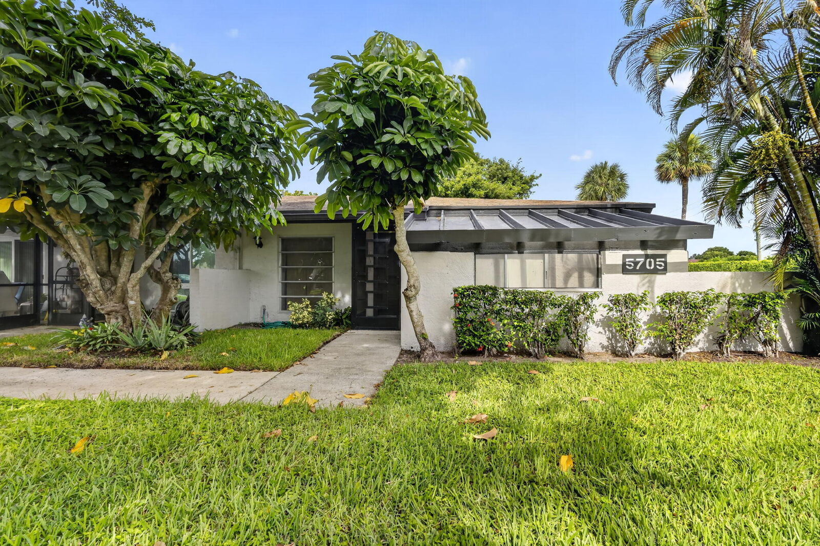 Property Photo: 5705 Queen Palm Court D FL 33484