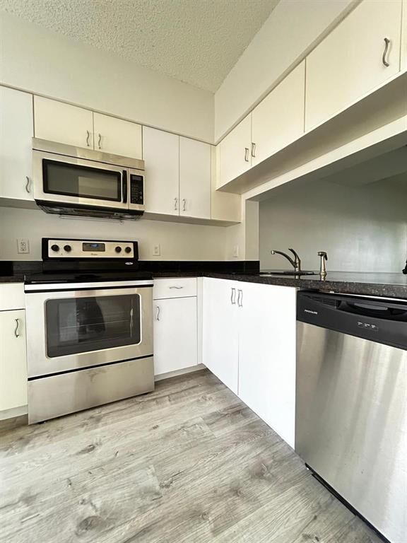 Property Photo:  16637 Hemingway Drive 16637  FL 33326 