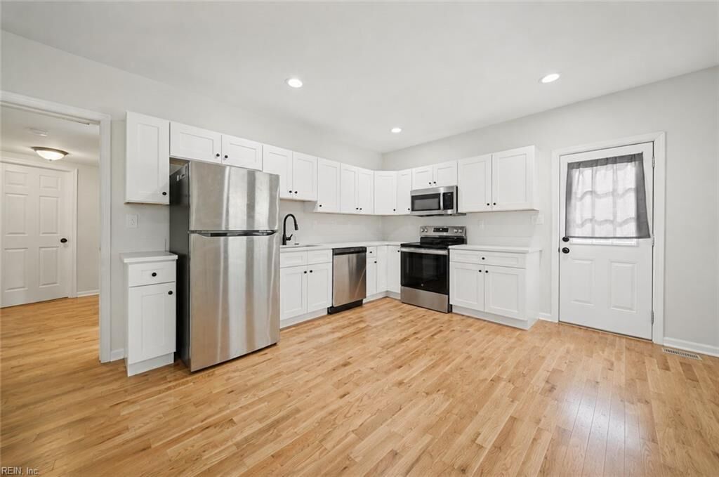 Property Photo: 3804 Robin Hood Rd VA 23513