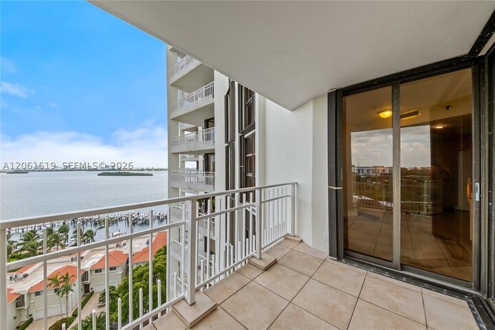 Property Photo:  4000 Towerside Ter 1405  FL 33138 