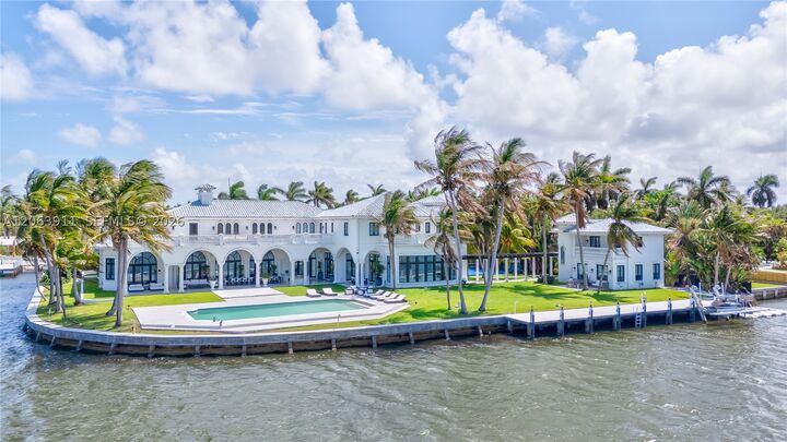 Property Photo:  900 S Northlake Dr  FL 33019 