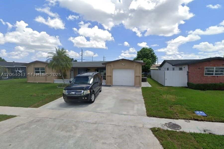 Property Photo: 711 SW 64th Pkwy 711 FL 33023