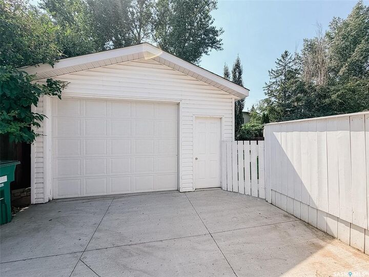 Property Photo: 1026 Kingsmere Boulevard SK S7J 4X6