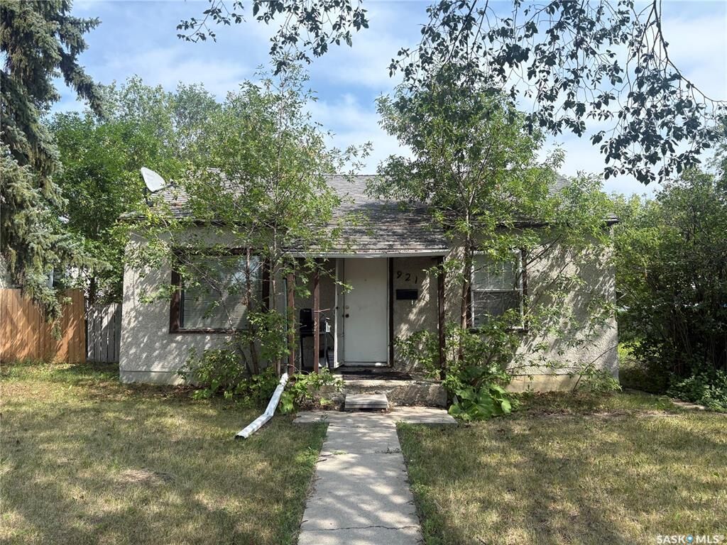 Property Photo:  921 Argyle Street  SK S4T 3R2 