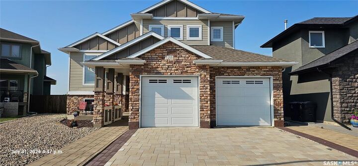 128 Kinsmen Crescent — photo 1
